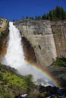 世界上最恐怖的瀑布，血瀑布一到夏天就流血