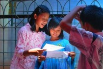 女孩趴路面遭疑似母亲踹 世界上最奇葩父母排行榜