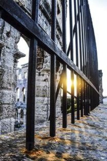 世界上现存最大的古代圆形剧场，占地2万平方米