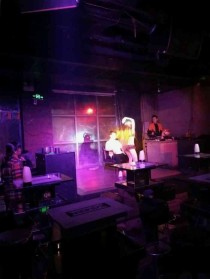 南京酒吧十大排名视频南京十大热门酒吧排名:蜂王酒吧上榜，第7越夜越嗨南京最强酒吧