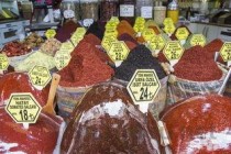 世界上最有钱的酒吧，墙上贴满现金