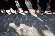 世界上脚最长最大的人：双脚长度都超过40厘米